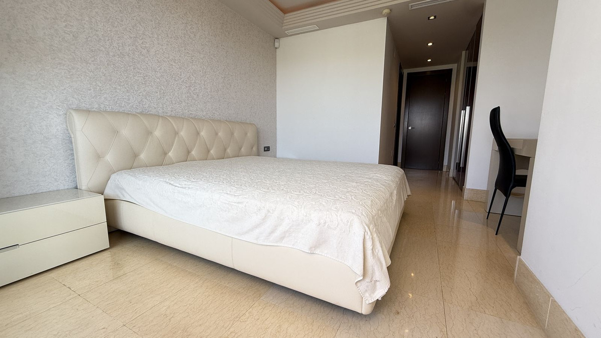 3 Bedroom Apartment in Benahavís - Photo 21