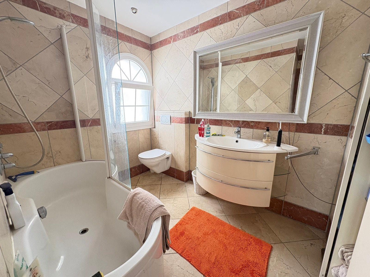 2 Bedroom Apartment in Mijas - Photo 27