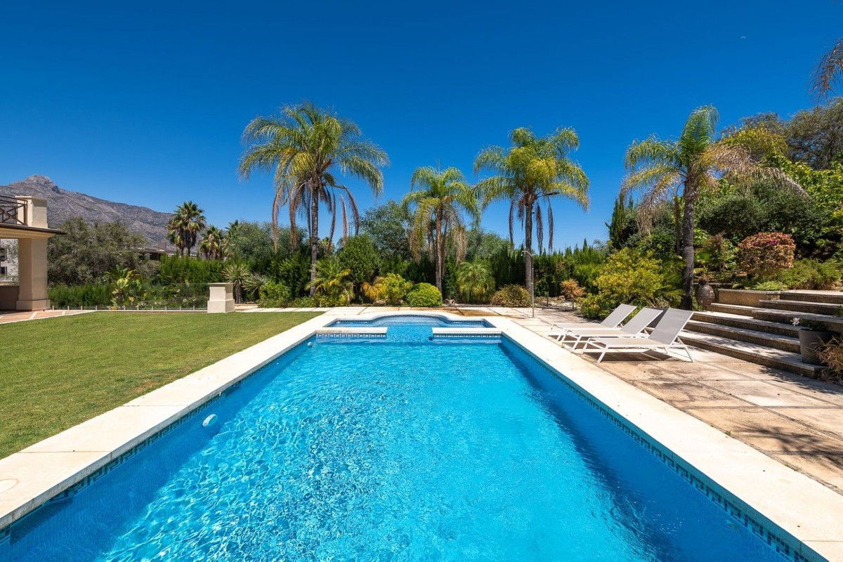 6 Bedroom Villa in Marbella - Photo 11