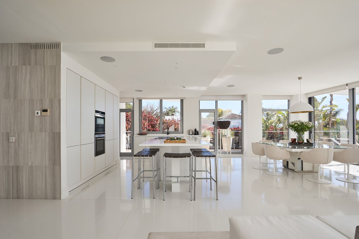 4 Bedroom Villa in Marbella - Photo 8