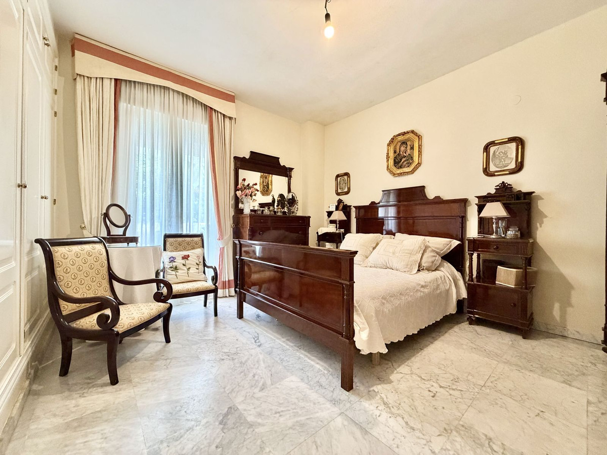 4 Bedroom Apartment in Marbella - Photo 5