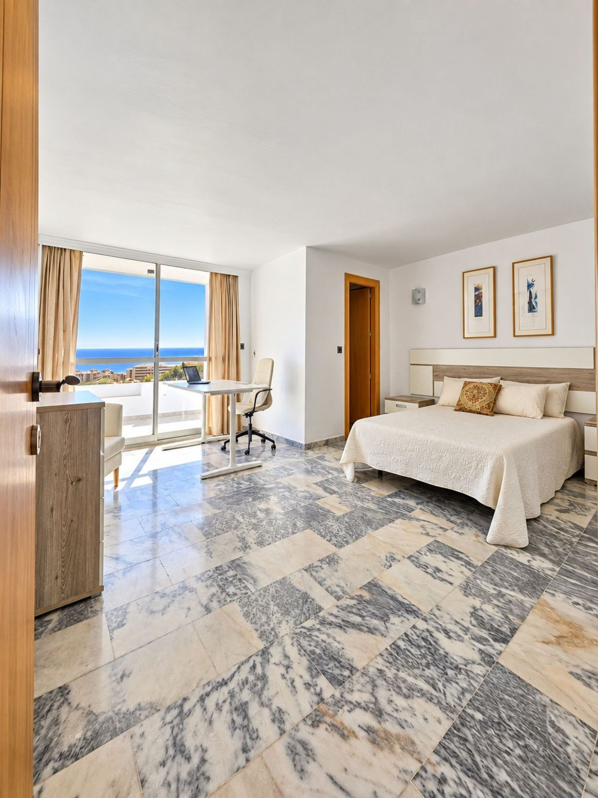 2 Bedroom Apartment in Torremolinos - Photo 7