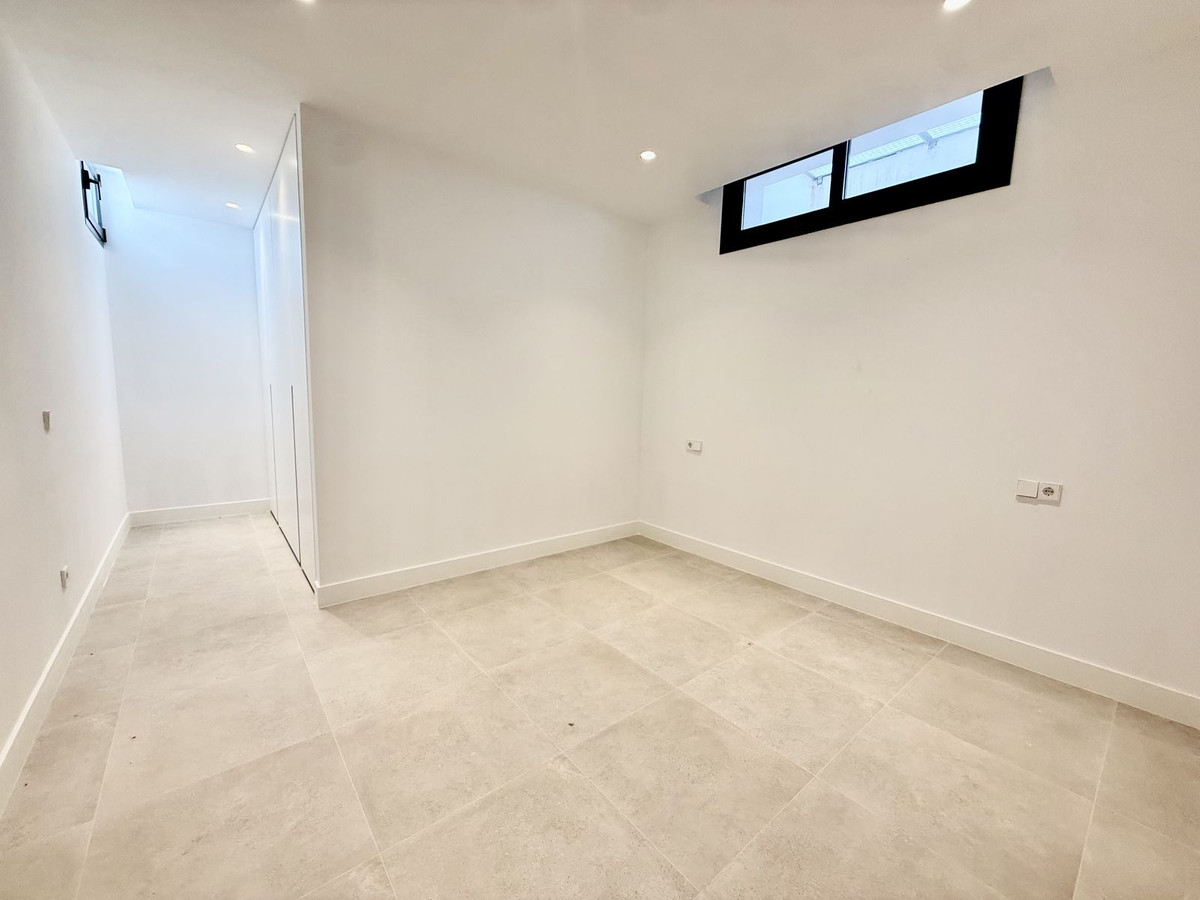 6 Bedroom Villa in Estepona - Photo 44