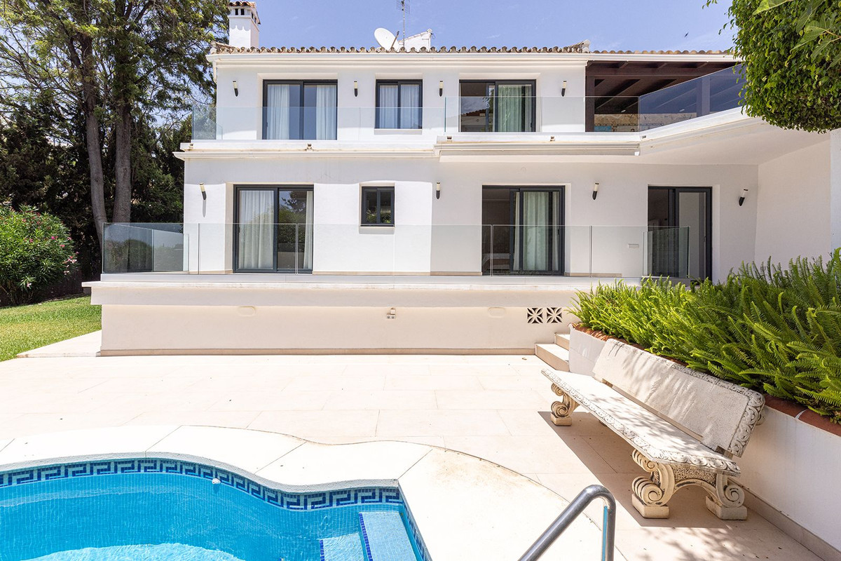 4 Bedroom Villa in Marbella - Photo 2