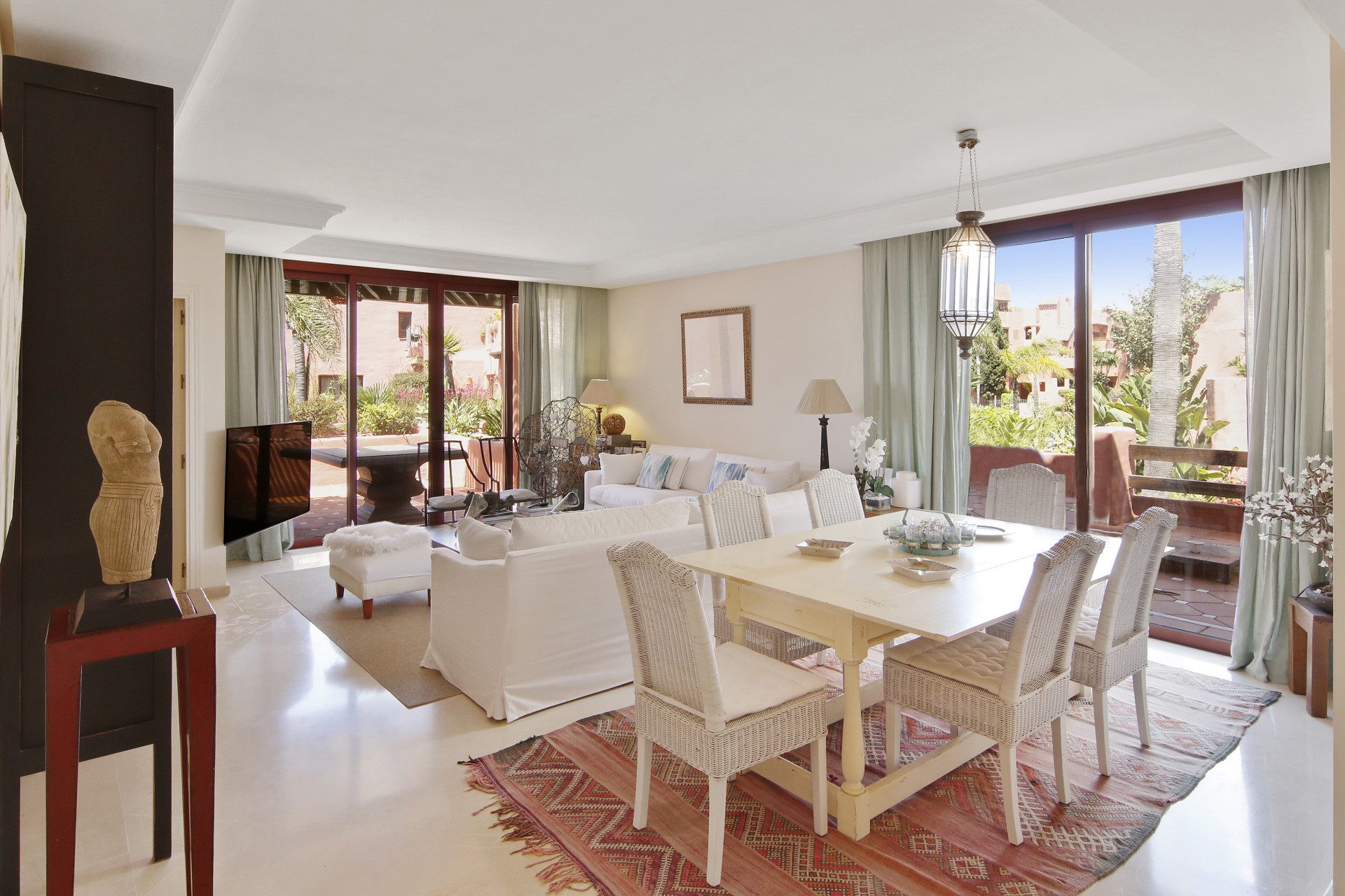 3 Bedroom Penthouse in Estepona - Photo 4