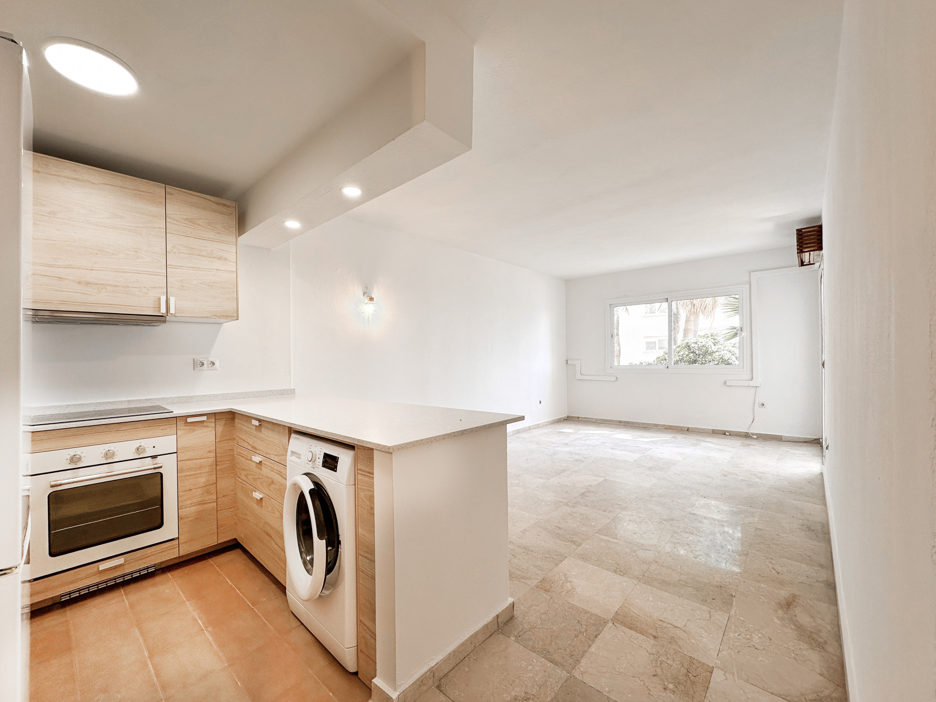 2 Bedroom Apartment in Estepona - Photo 4