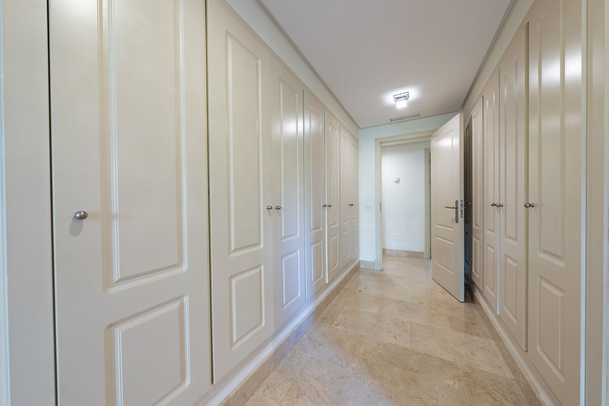 2 Bedroom Apartment in Marbella - Photo 25