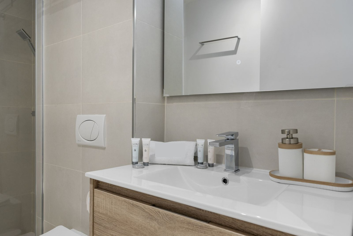 2 Bedroom Apartment in Fuengirola - Photo 21