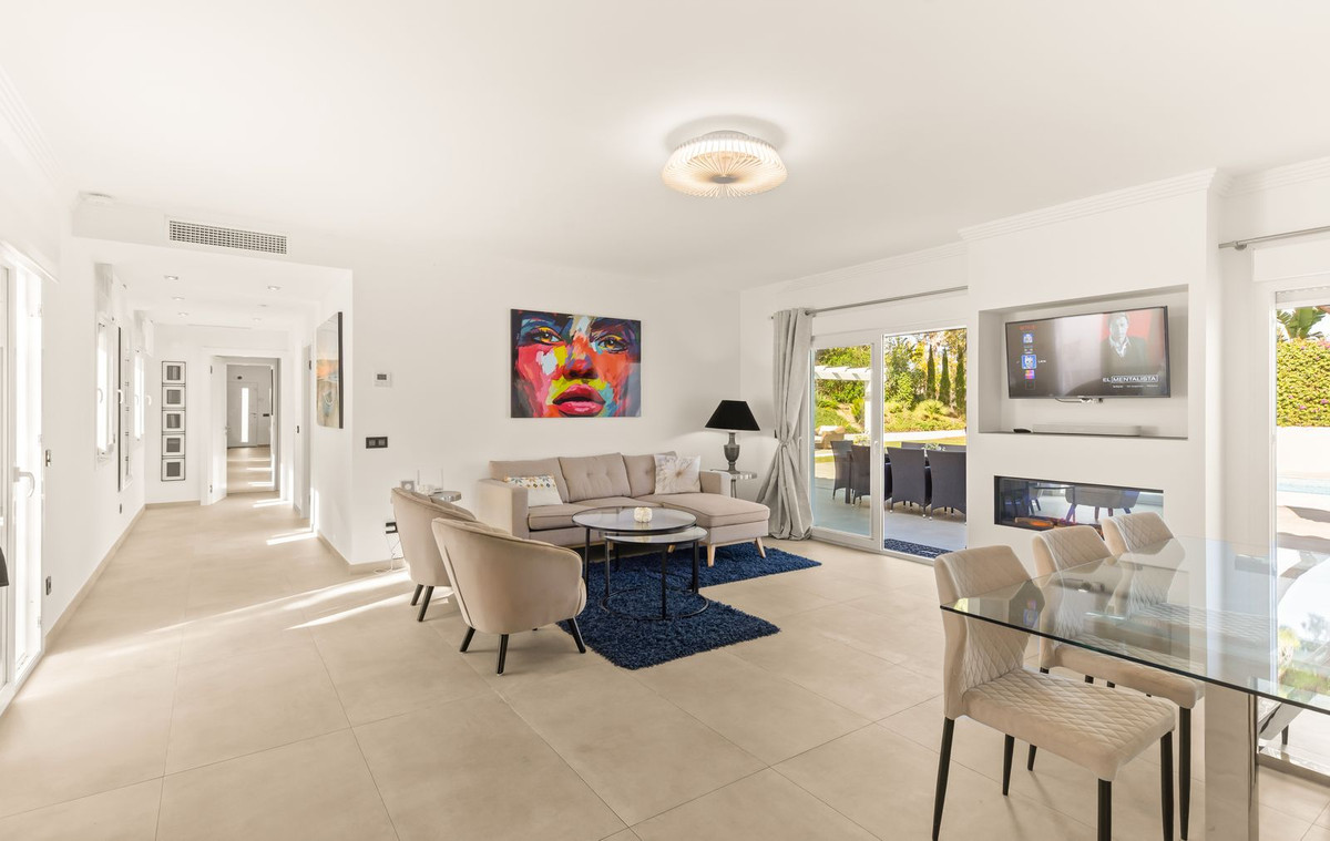 6 Bedroom Villa in Estepona - Photo 44
