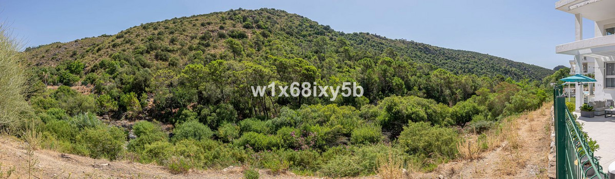 4 Bedroom Apartment in Benahavís - Photo 10