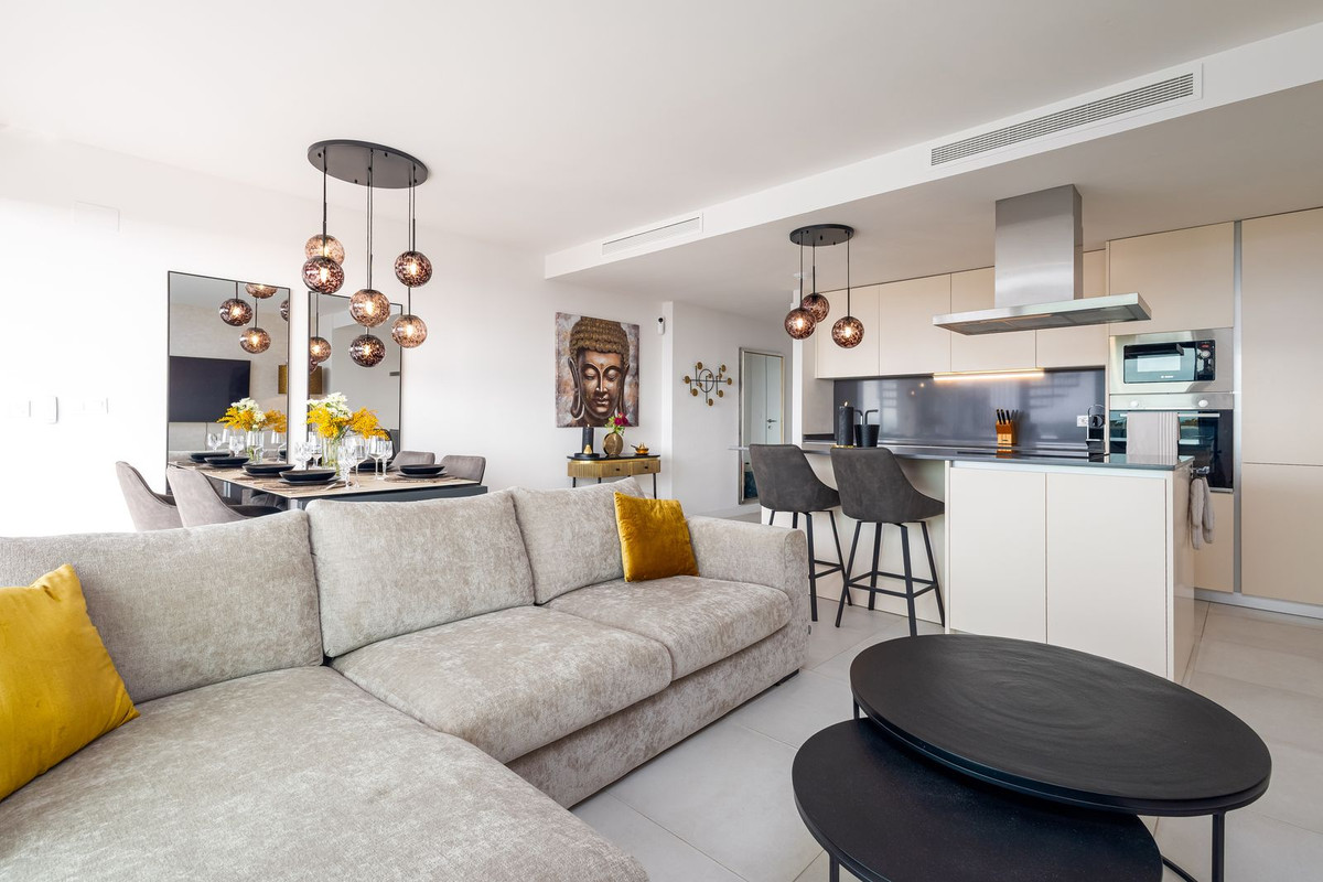 2 Bedroom Penthouse in Estepona - Photo 5