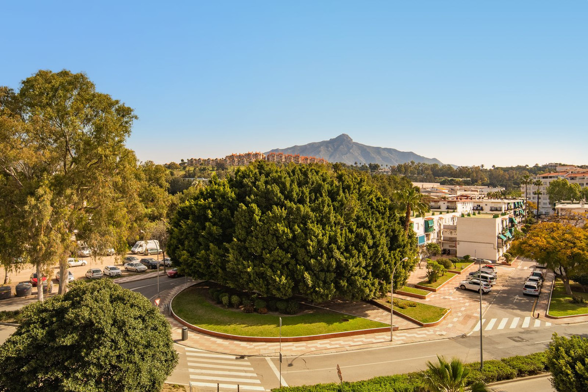 2 Bedroom Apartment in Marbella - Photo 25