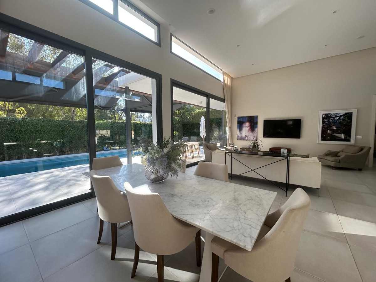 4 Bedroom Villa in Estepona - Photo 6