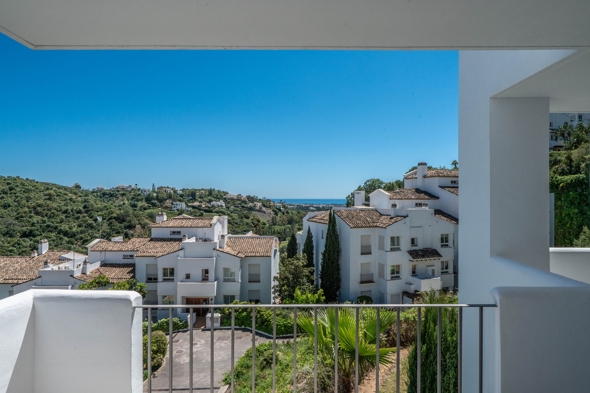 3 Bedroom Apartment in Benahavís - Photo 14
