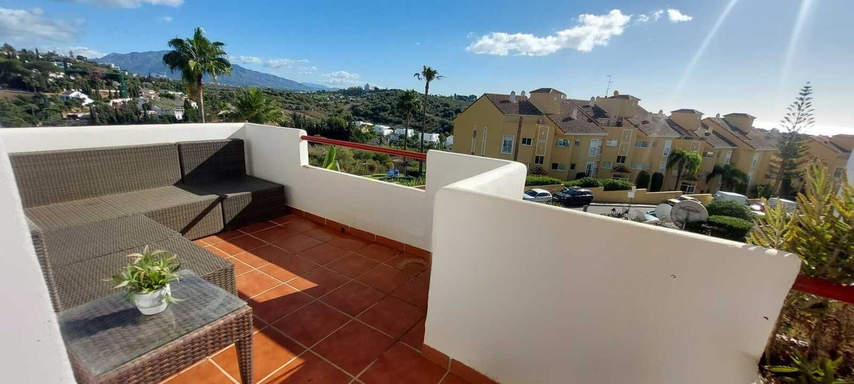 2 Bedroom Apartment in Estepona - Photo 2