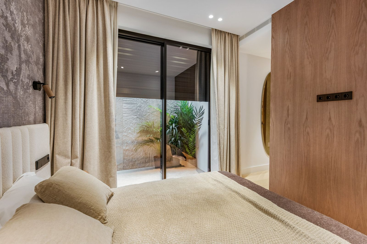 6 Bedroom Villa in Marbella - Photo 48