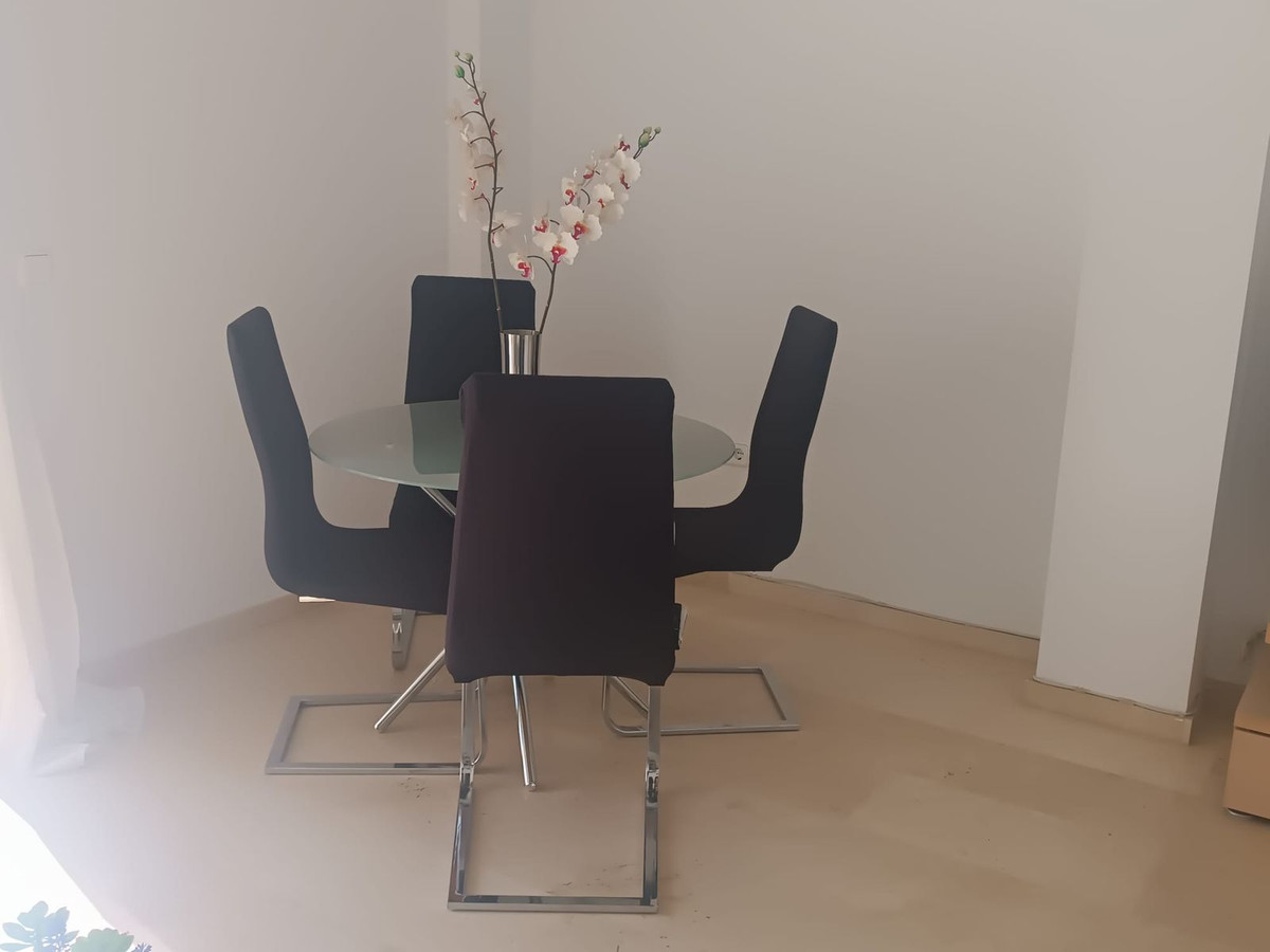 1 Bedroom Apartment in Estepona - Photo 3