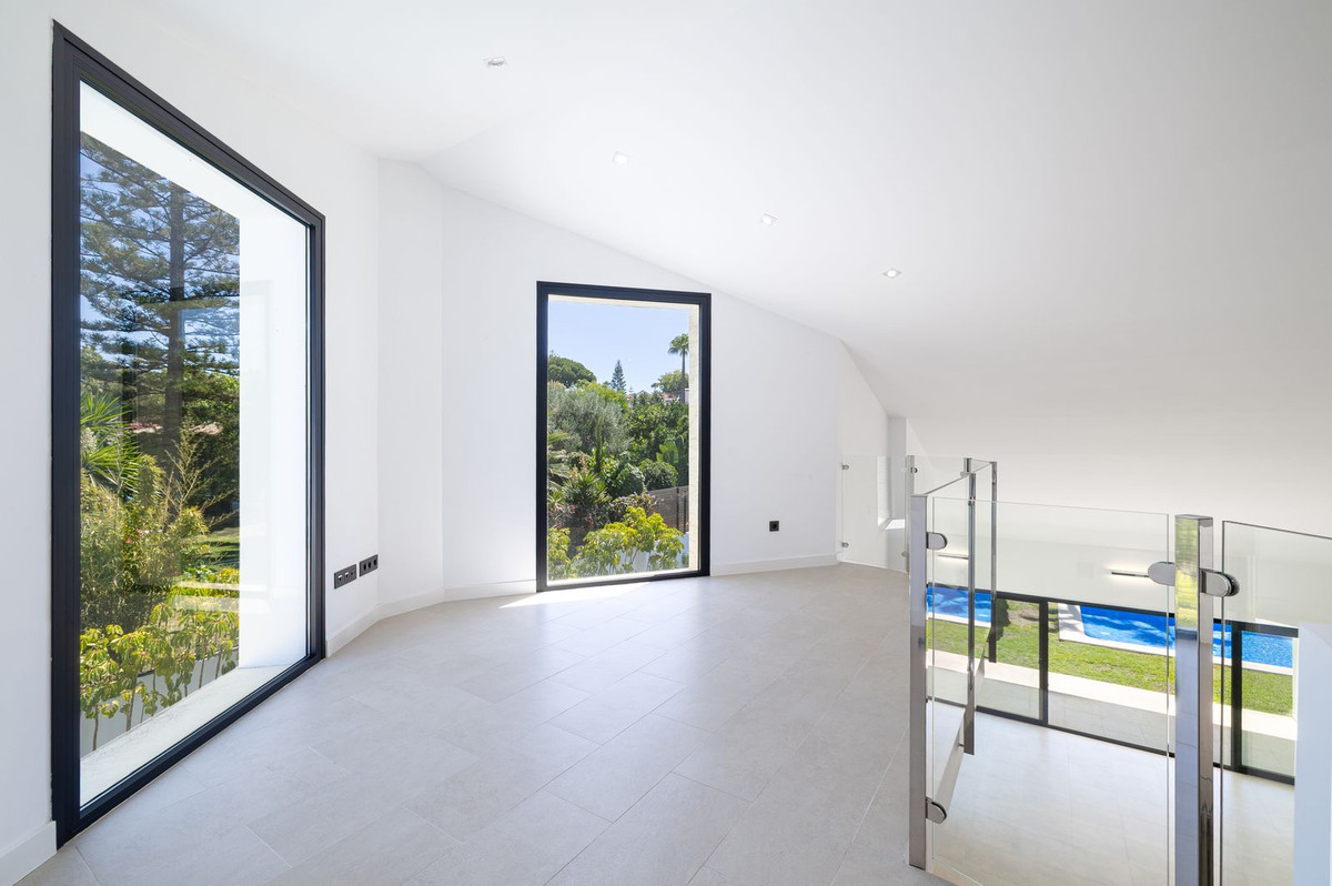 4 Bedroom Villa in San Pedro de Alcántara - Photo 26