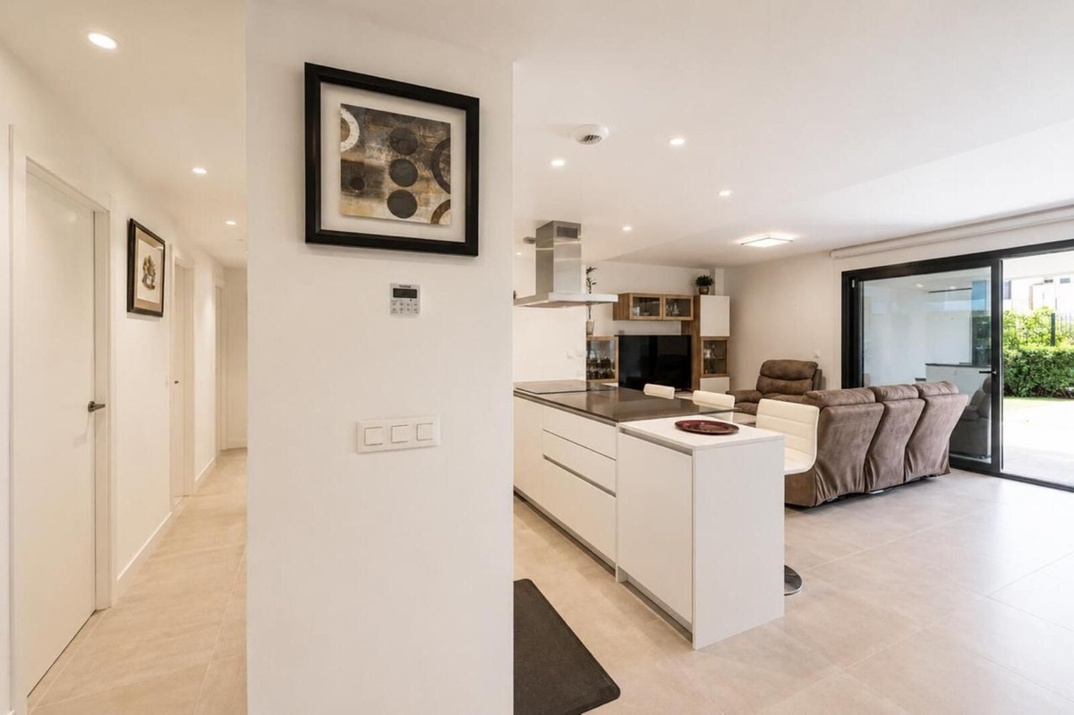 3 Bedroom Apartment in Estepona - Photo 2