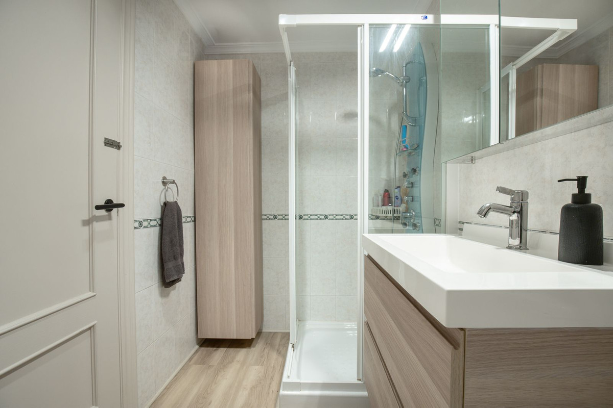 2 Bedroom Apartment in Torremolinos - Photo 20
