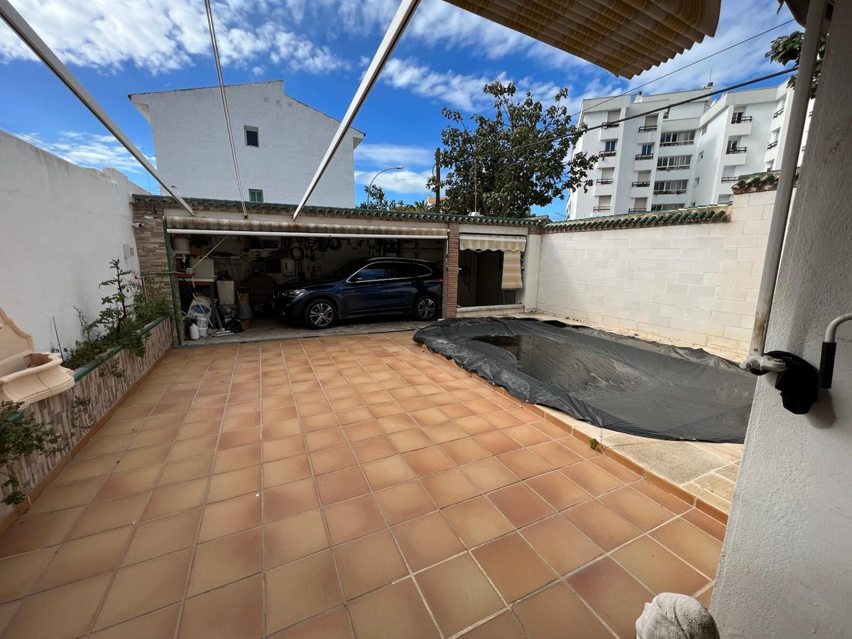 4 Bedroom Villa in Marbella - Photo 6