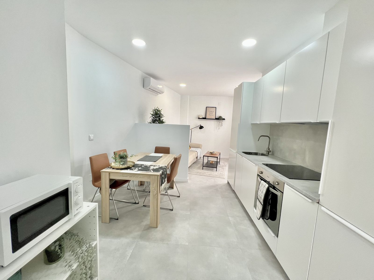 15 Bedroom Apartment in Málaga - Photo 8