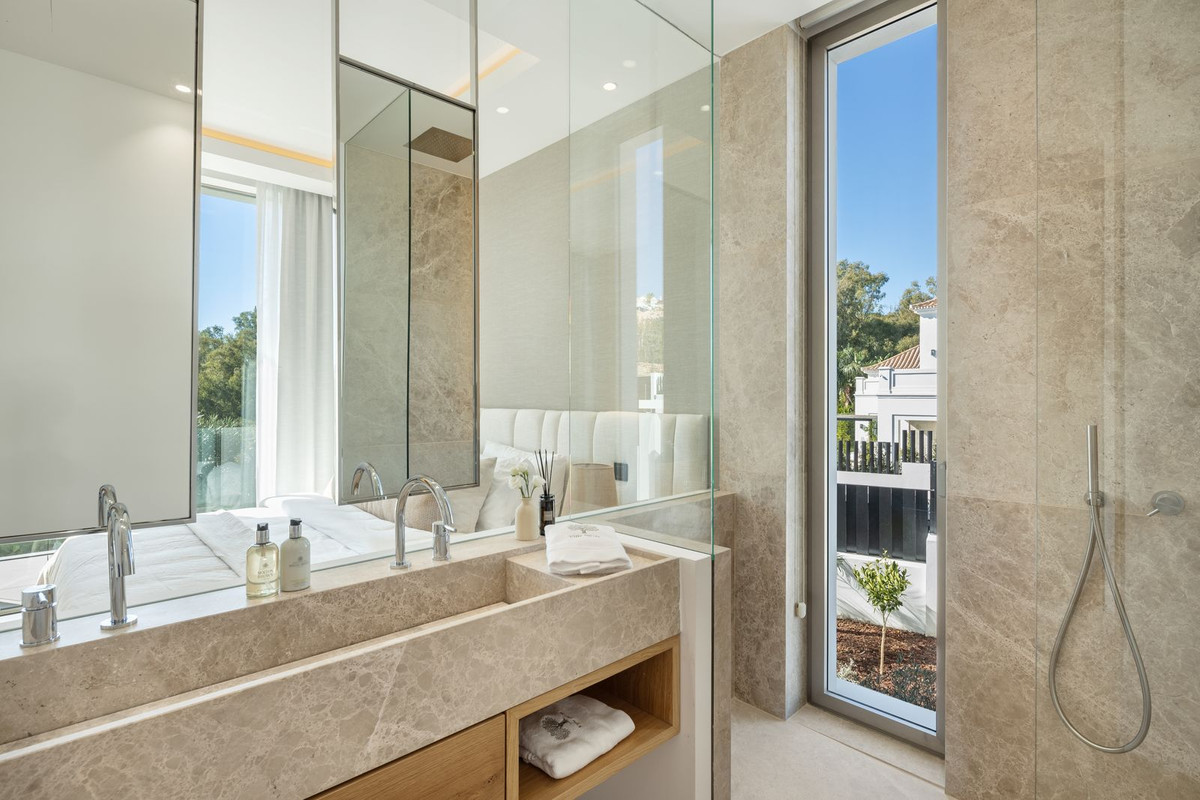 6 Bedroom Villa in Marbella - Photo 21