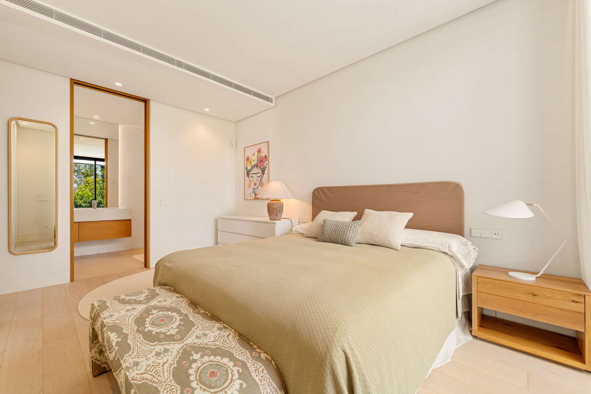 6 Bedroom Villa in San Pedro de Alcántara - Photo 39
