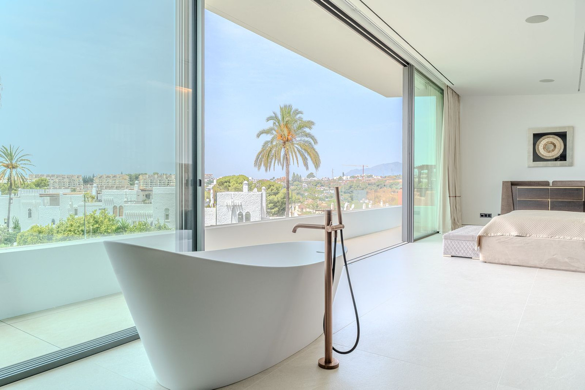 4 Bedroom Villa in Marbella - Photo 31