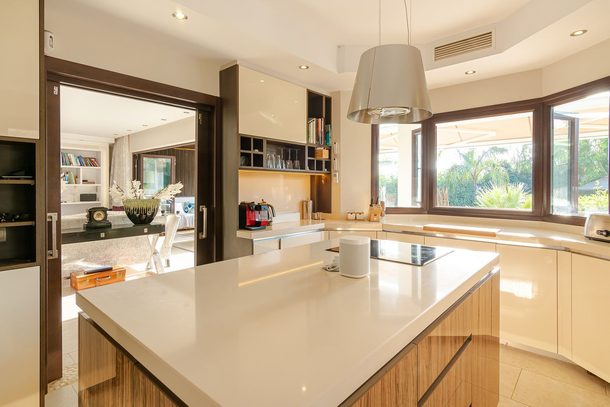 6 Bedroom Villa in Marbella - Photo 28