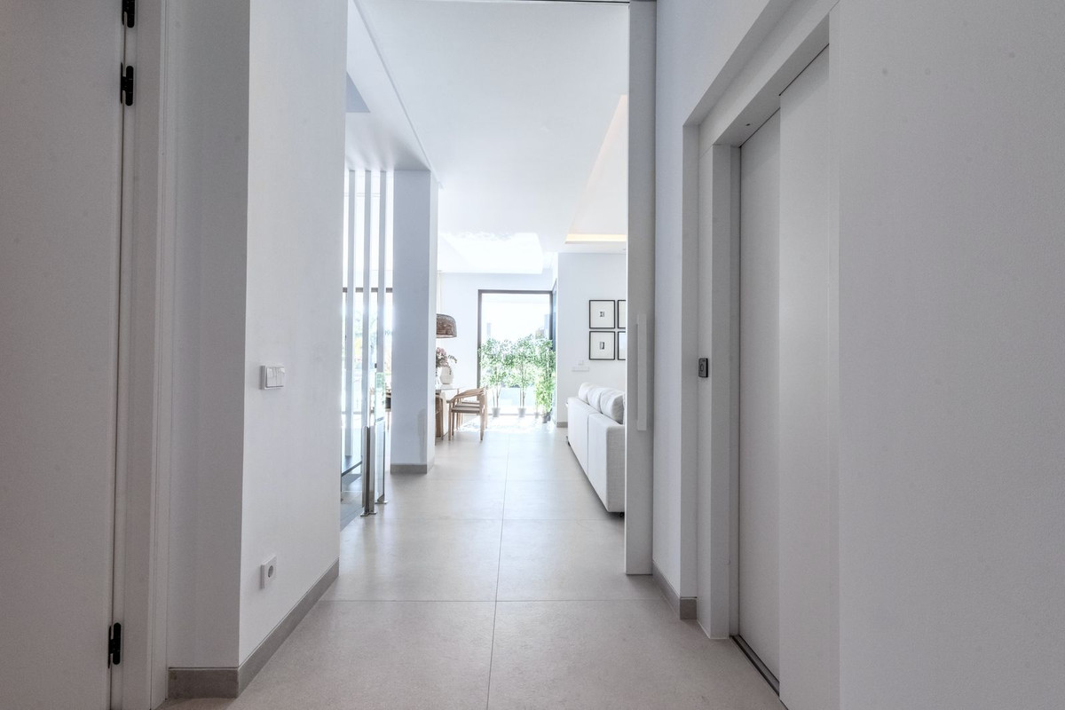 4 Bedroom Villa in Marbella - Photo 26