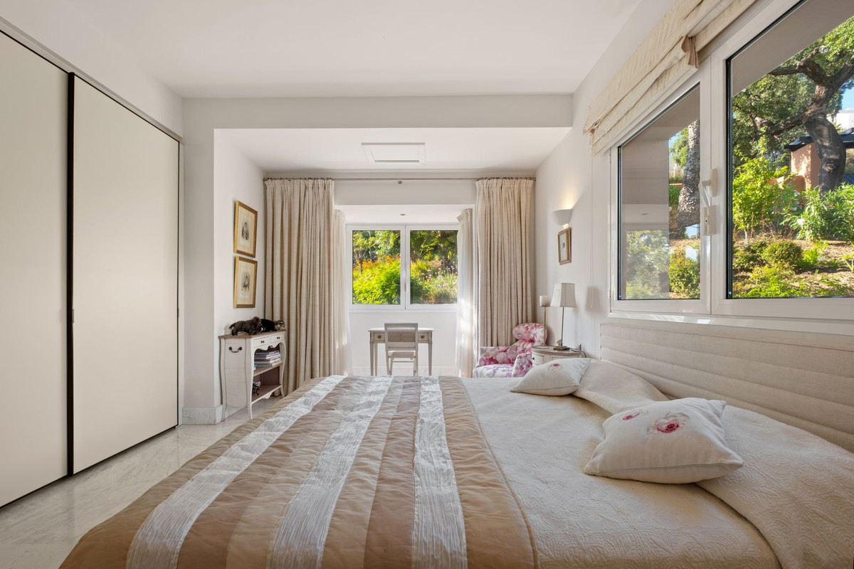 5 Bedroom Villa in Marbella - Photo 11