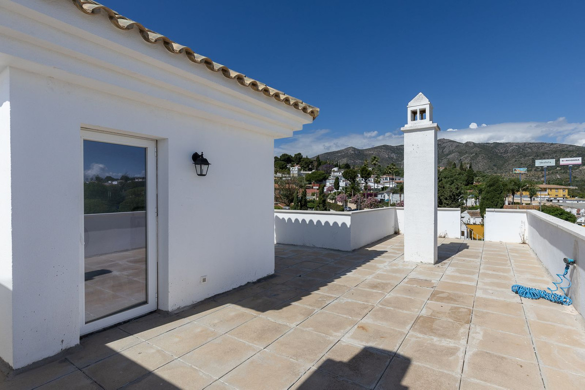 2 Bedroom Apartment in Torremolinos - Photo 28