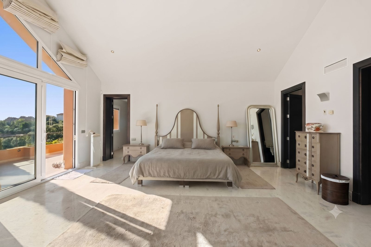 5 Bedroom Villa in Marbella - Photo 23