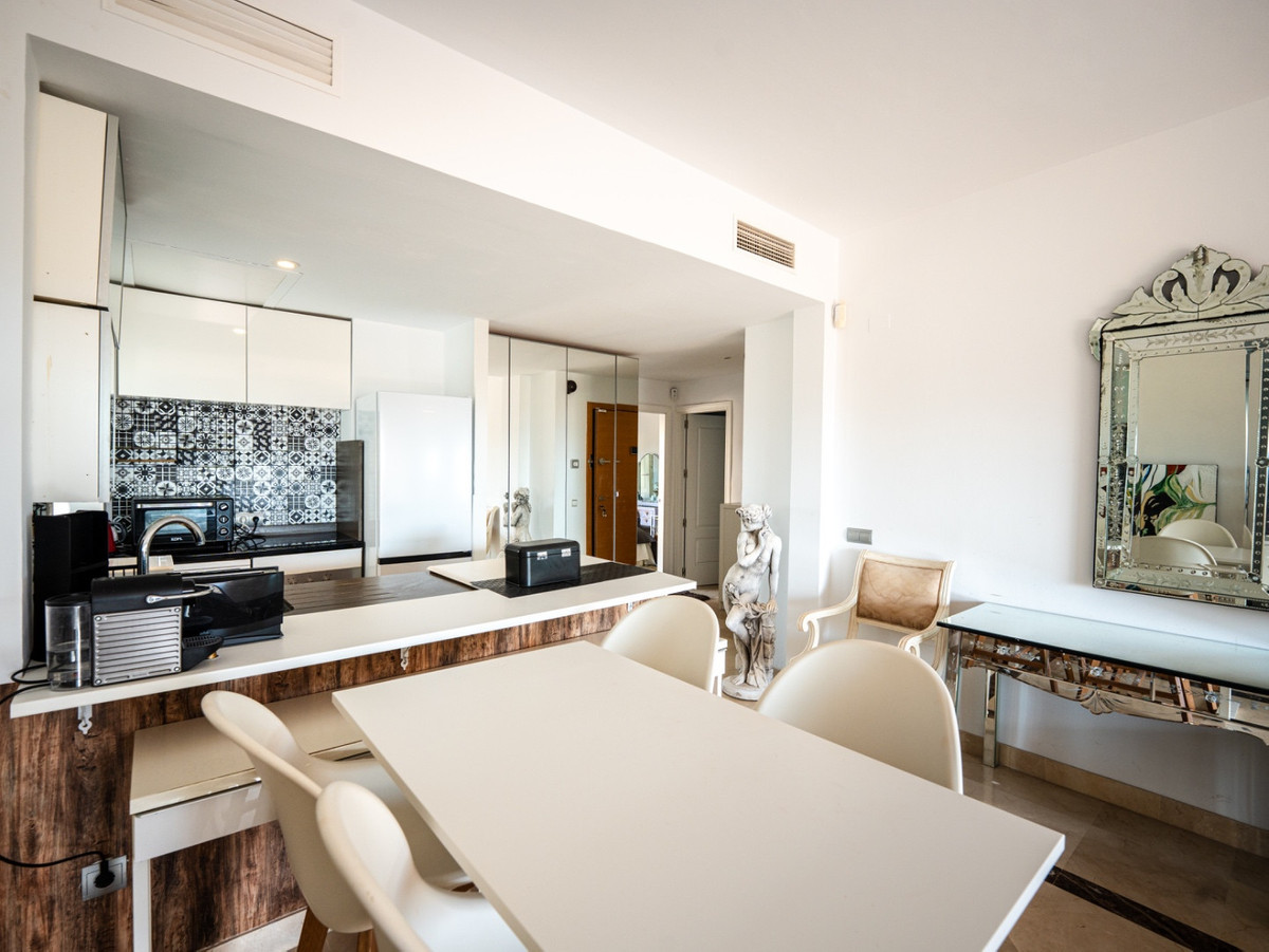 1 Bedroom Penthouse in Estepona - Photo 10