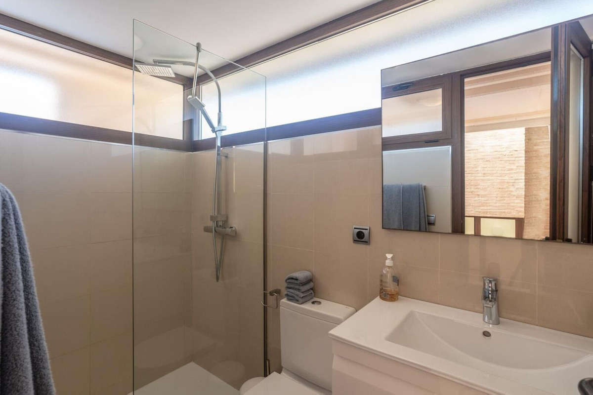 2 Bedroom Penthouse in Estepona - Photo 20