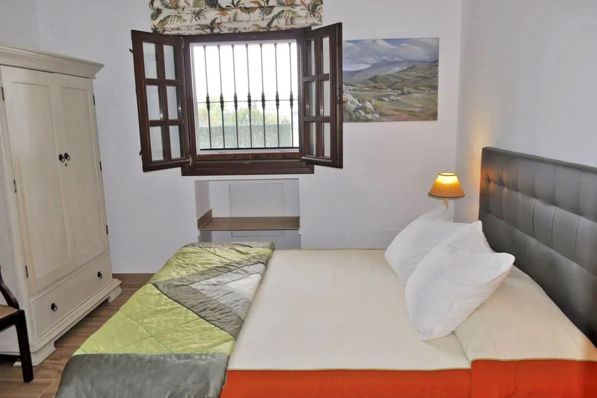 6 Bedroom Villa in San Pedro de Alcántara - Photo 22