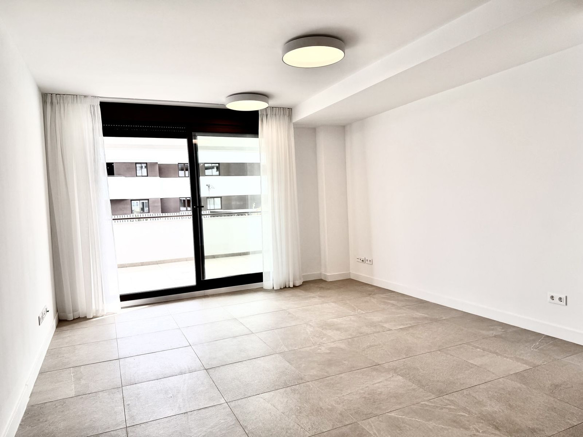 2 Bedroom Apartment in Estepona - Photo 14