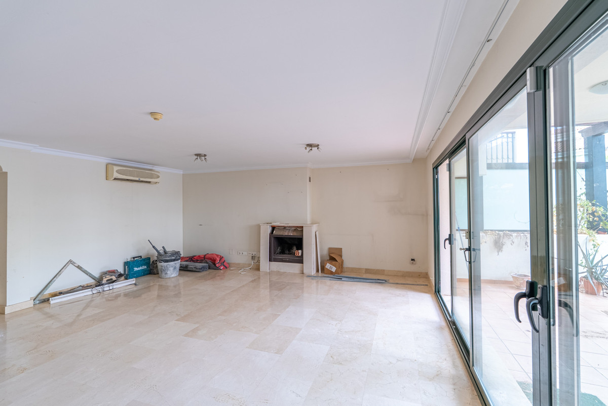4 Bedroom Townhouse in Estepona - Photo 9