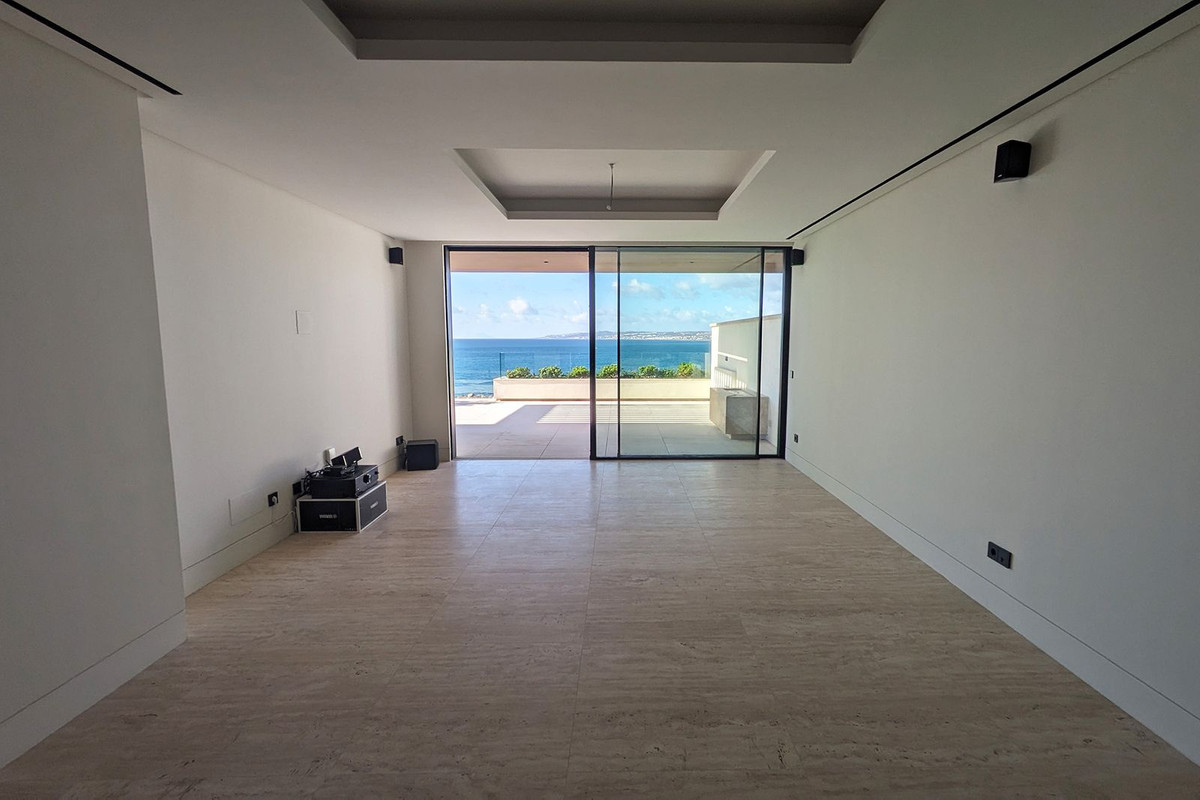 2 Bedroom Apartment in Estepona - Photo 7