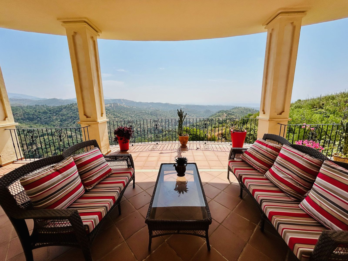 7 Bedroom Villa in Estepona - Photo 4
