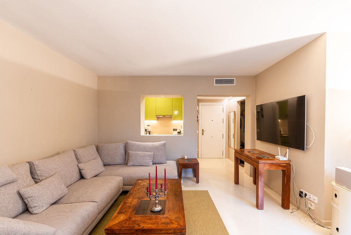 1 Bedroom Apartment in Estepona - Photo 8