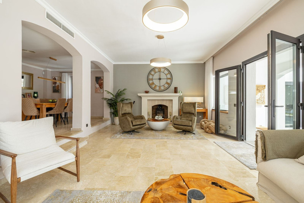 5 Bedroom Villa in Estepona - Photo 3
