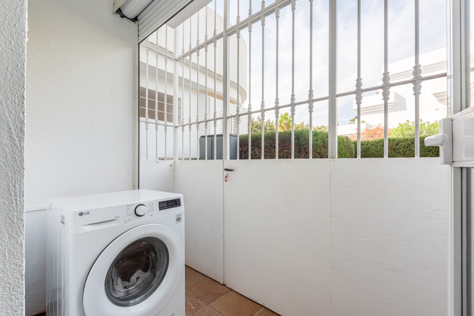 2 Bedroom Apartment in Estepona - Photo 25