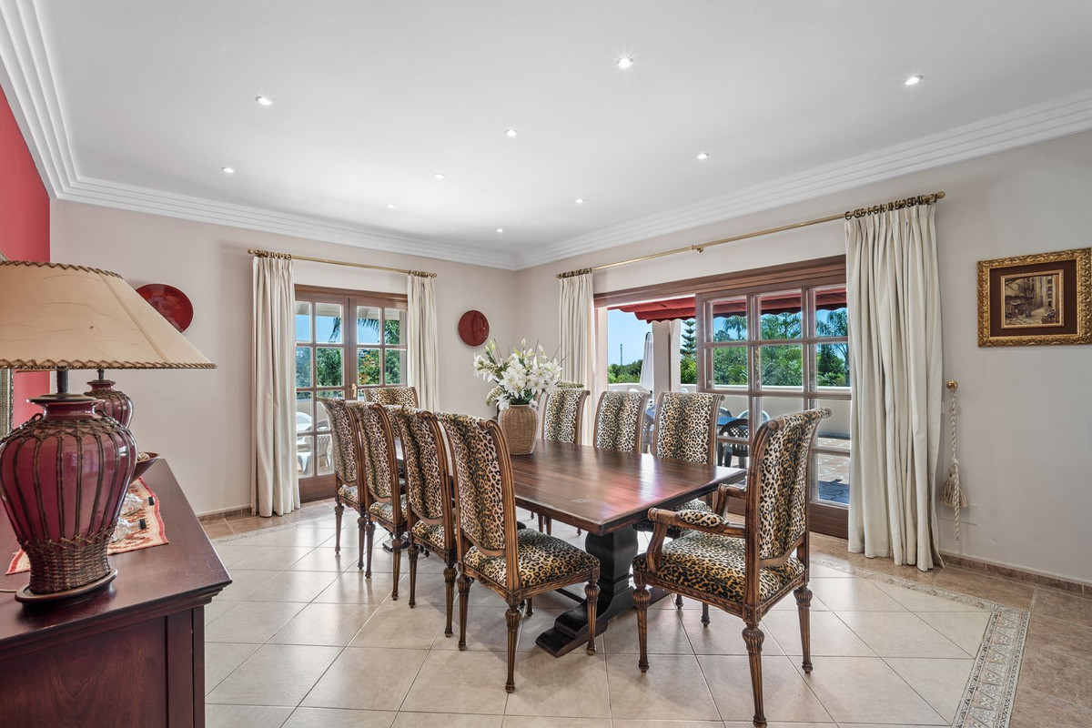 9 Bedroom Villa in Estepona - Photo 9