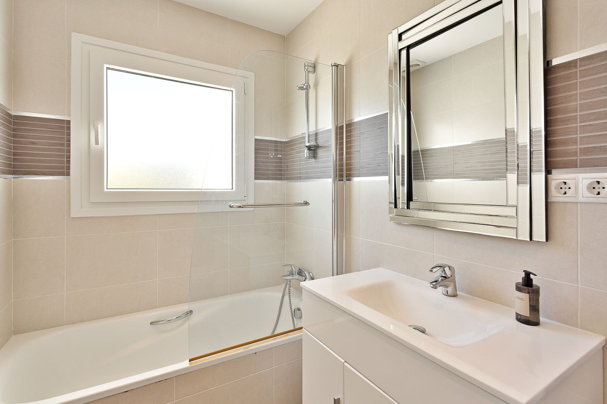 4 Bedroom Villa in Marbella - Photo 44