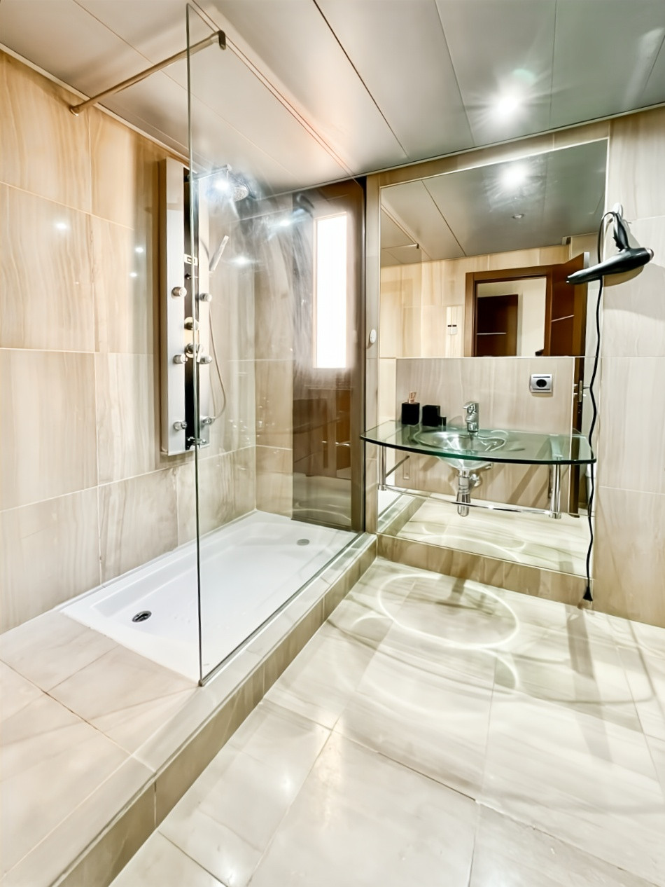 2 Bedroom Apartment in Estepona - Photo 17