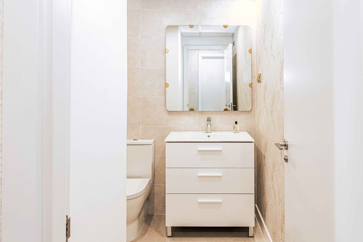 2 Bedroom Apartment in Benalmádena - Photo 13