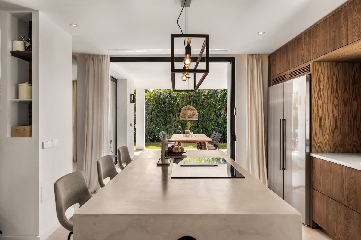 4 Bedroom Villa in Marbella - Photo 9