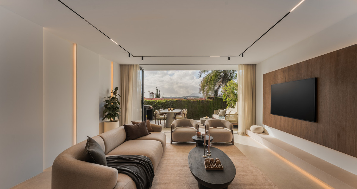 3 Bedroom Townhouse in Marbella - Photo 2